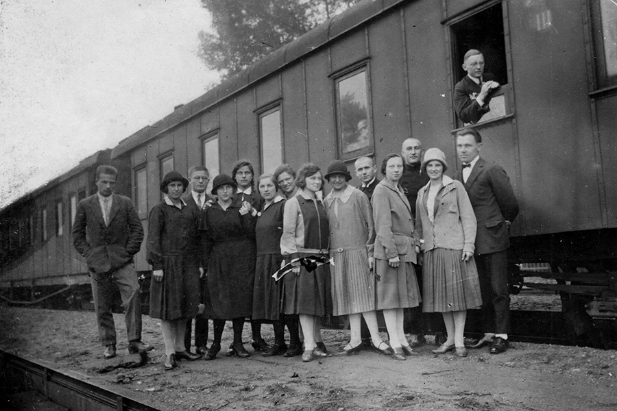 Keleiviniame vagone, prie lango sėdi dailininkas Gerardas Bagdonavičius (1901–1986). XX a. 4 deš., Šiauliai Fotografija iš asmeninio kolekcininko Petro Kaminsko archyvo