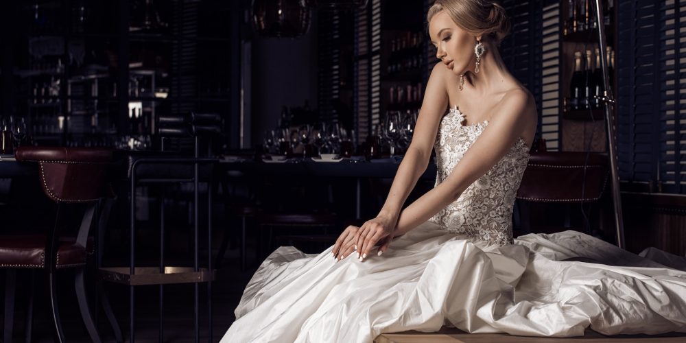 Modelis Karolina Toleikytė tapo kerinčia nuotaka aukštosios mados vestuvinių suknelių fotosesijoje