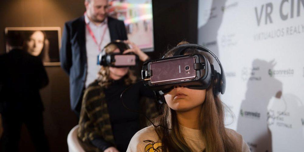 „Kino pavasaris“ prasidėjo: atidaryta pirmoji Lietuvoje virtualios realybės kino salė