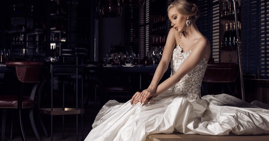 Modelis Karolina Toleikytė tapo kerinčia nuotaka aukštosios mados vestuvinių suknelių fotosesijoje