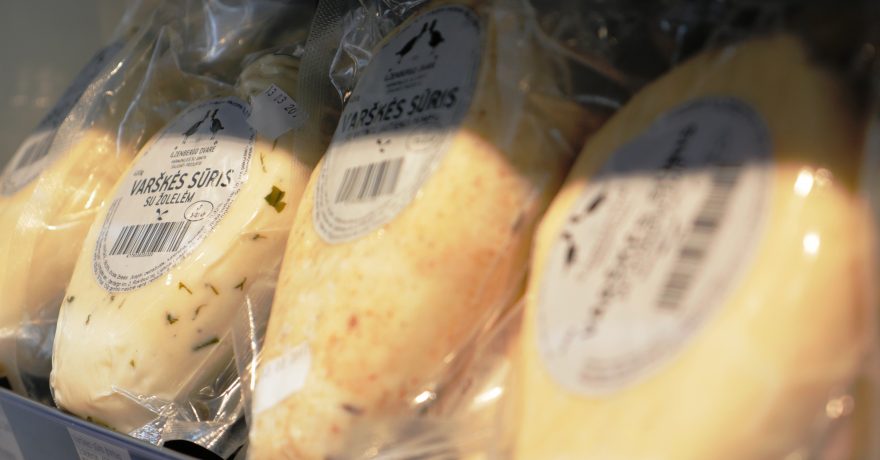 Pieno ūkiai Lietuvoje traukiasi, bet kai kas nespėja spausti sūrių