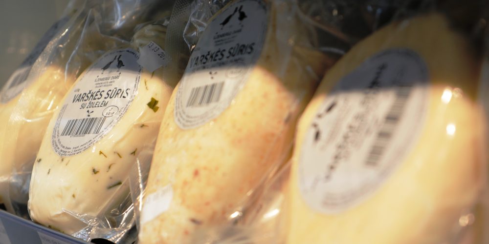Pieno ūkiai Lietuvoje traukiasi, bet kai kas nespėja spausti sūrių