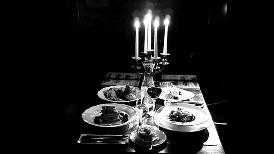 Vakarienė visiškoje tamsoje
