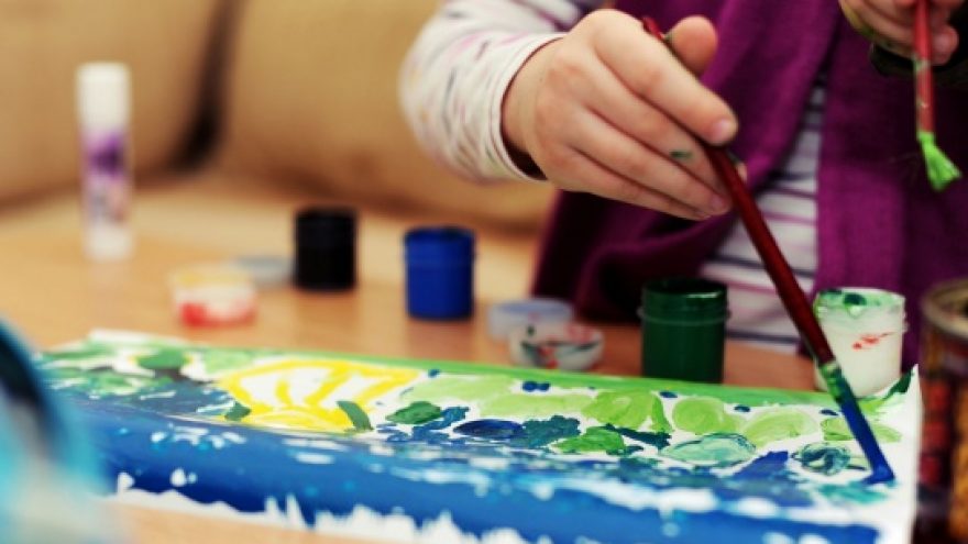 Vaikų piešimo ypatumai ir dailės terapija