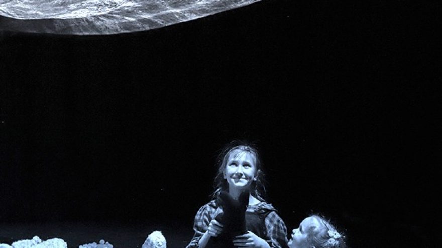 APIE PASAULĮ | Vilniaus teatras Lėlė (Lietuva) | Tarptautinis lėlių teatro festivalis MATERIA MAGICA 2025