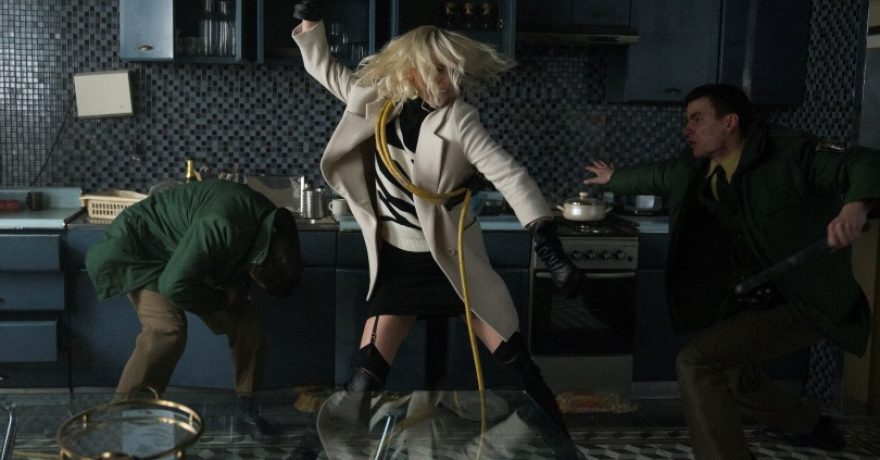 Į kino teatrus atkeliauja moteriškoji Džeimso Bondo versija – Ch. Theron įkūnyta „Atominė blondinė“