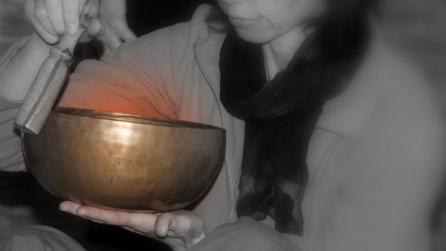 Singing bowls – Dainuojančių dubenų garso masažo menas