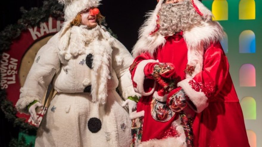 Kalėdų Senis ir Besmegenis. Su Kalėdų seneliu