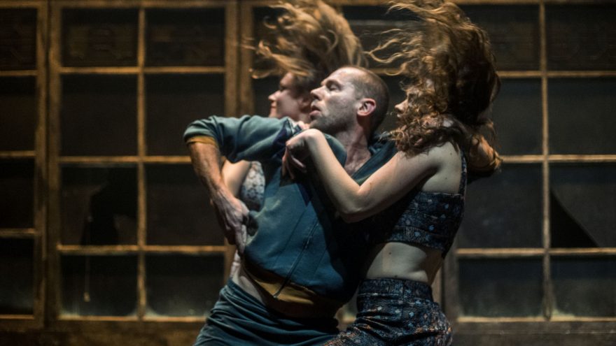 DURYS (šokio spektaklis), rež. Jo Strømgren (Norvegija)