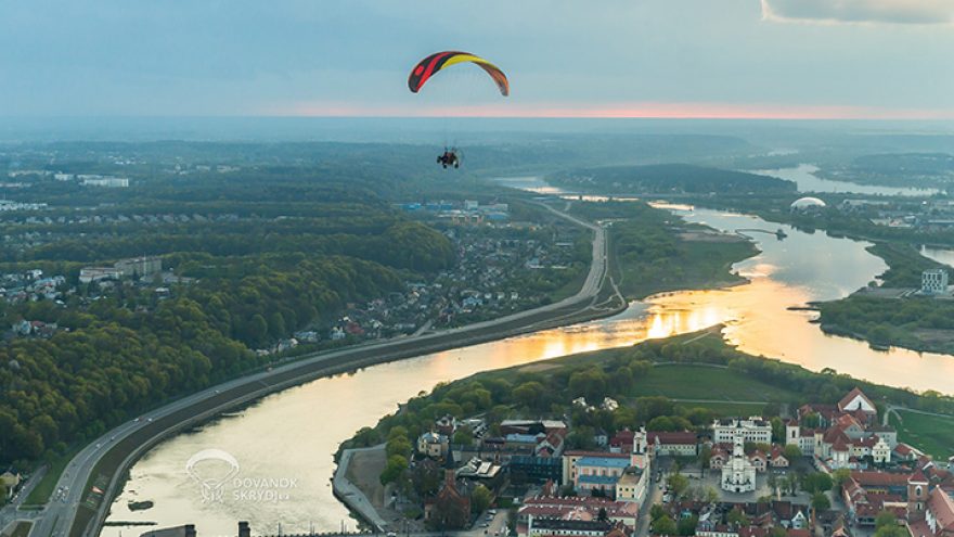 Mokomasis skrydis motorizuotu parasparniu Kaune