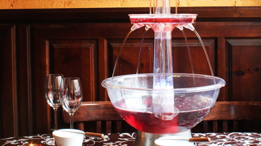 Gėrimų fontanas ir šokolado fondiu