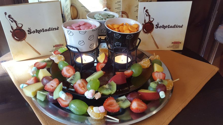 Spalvotų šokoladų fondiu šeimai