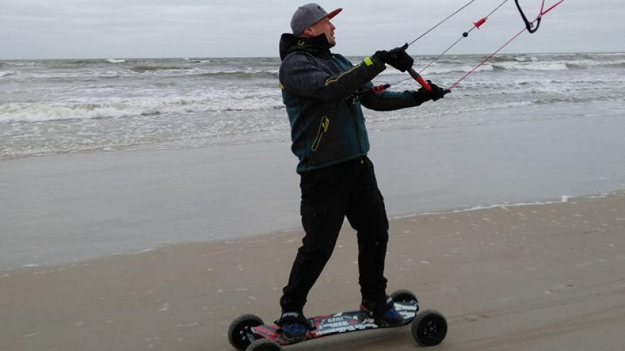 Pasivažinėjimas kalnų riedlente su jėgos aitvaru