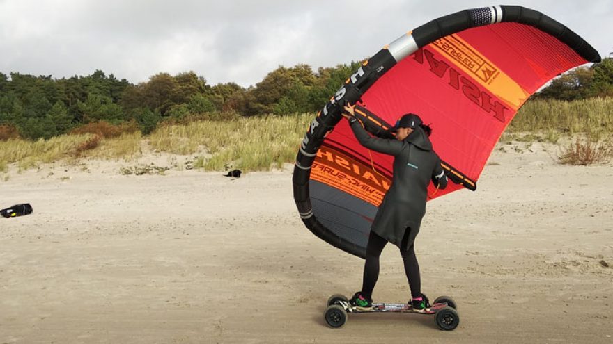 Pasivažinėjimas su wing surfer sparnu ir kalnų riedlente