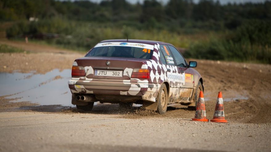 Pats už ralio automobilio vairo