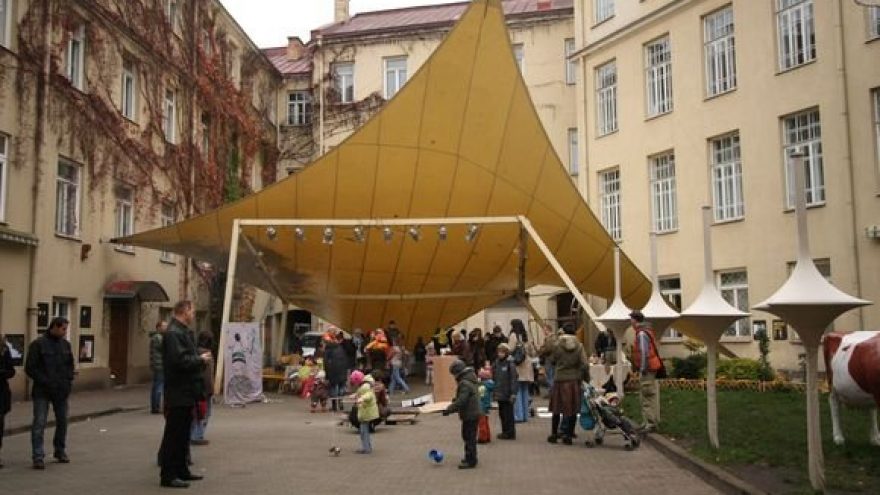 Mamyčių turgus mokytojų kiemelyje