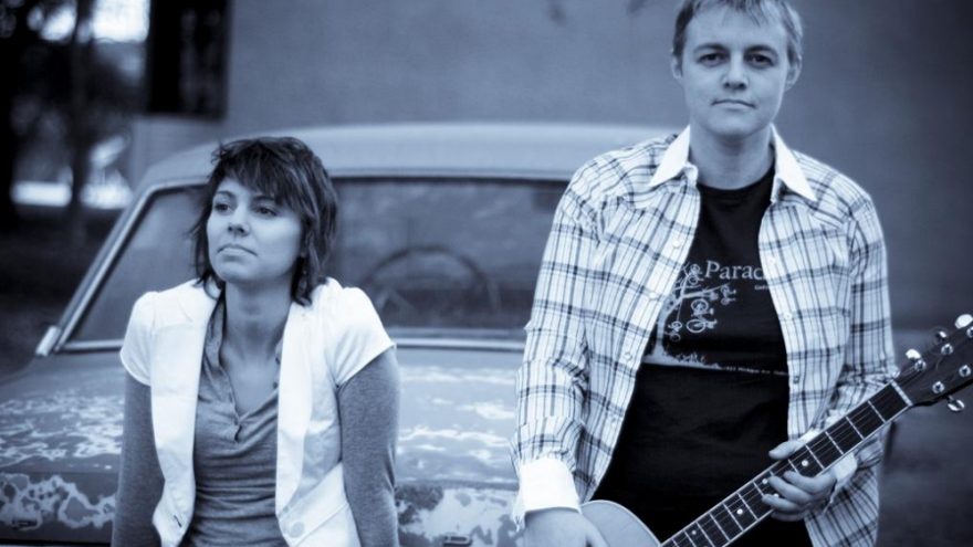 Liz Clark su Tessa Perry ir grupe