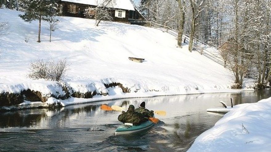 Sutik Naujuosius upėje!