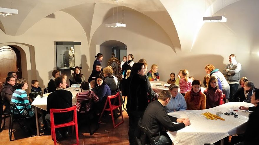 Edukacinis užsiėmimas šeimoms „Šviesos šventė“