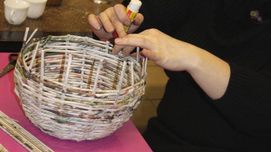 Pynimas iš laikraščių: apvali pintinė