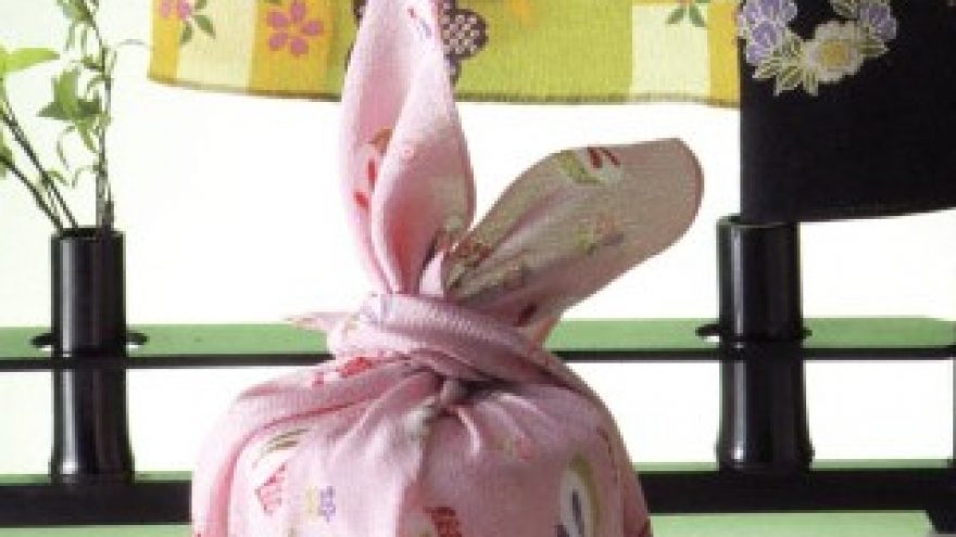 Dovanų vyniojimas ir interjero dekoravimas skarelėmis