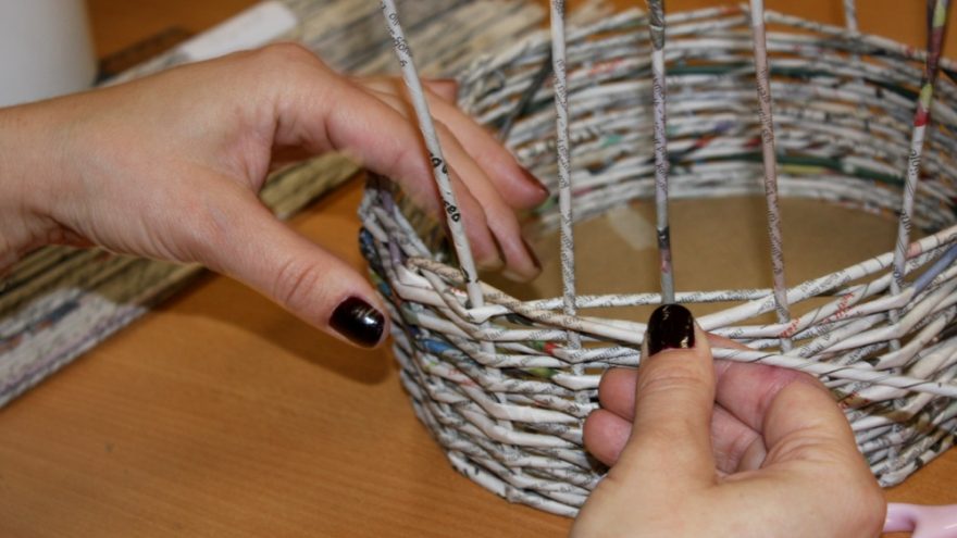 Užsiėmimas “Pynimas iš laikraščių – apvali pintinė”