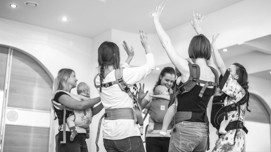 Šokiai su kūdikiais: nuo gimimo iki šokdinimo nešioklėje