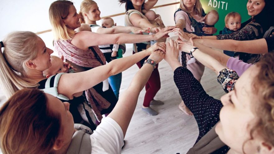 Šokiai su kūdikiais nešioklėse