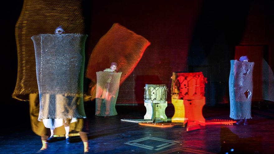 „Stalo teatro“ muzikinis objektų veiksmas „Deivių archeologija“