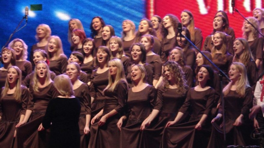 Trijų merginų chorų dovana – spindintis koncertas
