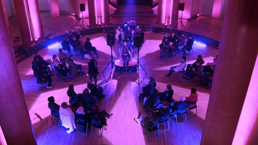 Erdvinė mono opera tamsoje CONFESSIONS