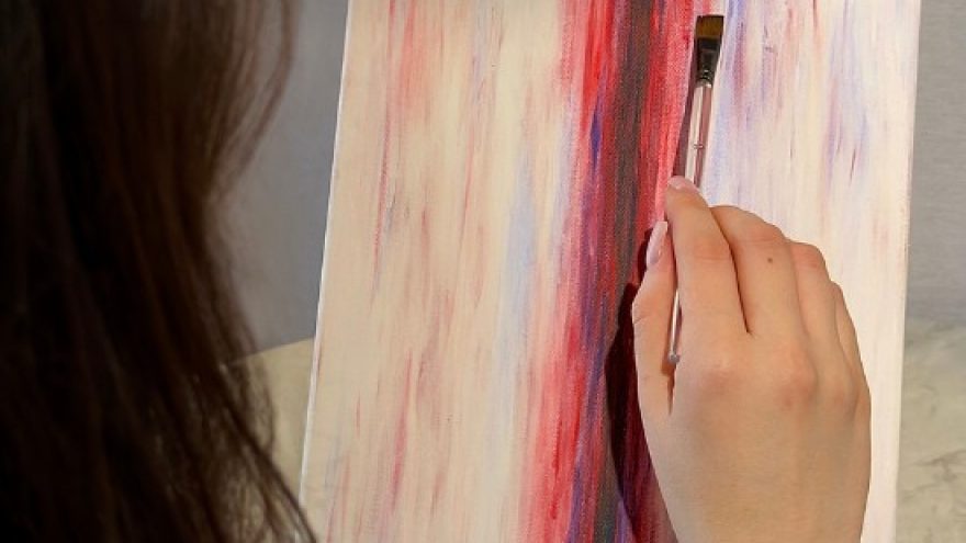 Tapyba skambant gyvai smuiko muzikai