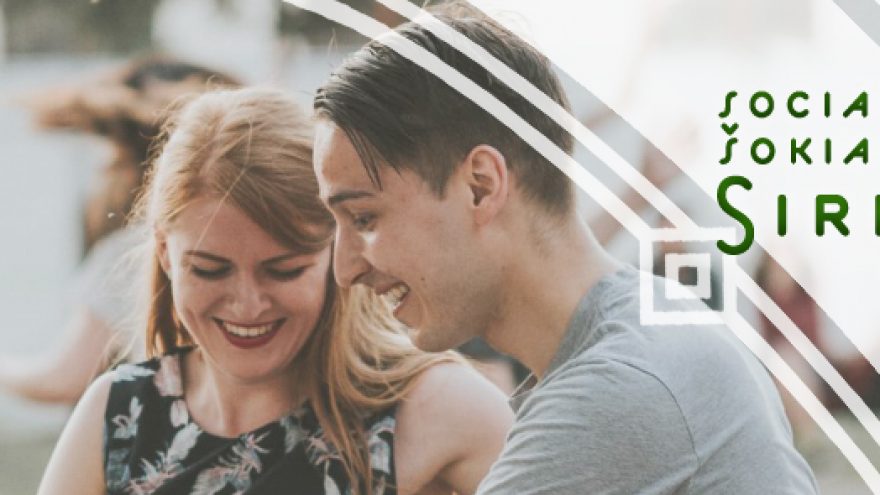 Startuojam vasarą: pažintinė Lindyhopo pamoka ir social‘as Sirvydo skvere