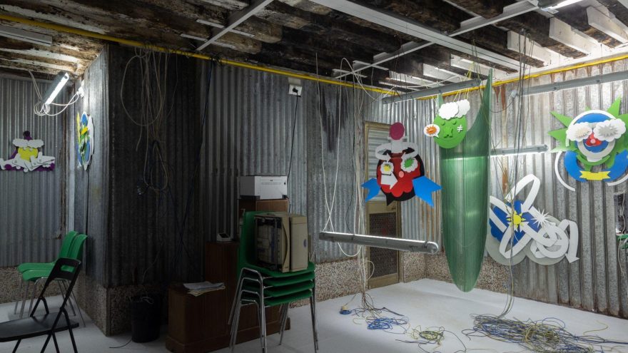 Personalinė tarpdisciplininio meno kūrėjo Roberto Narkaus paroda „KISS“