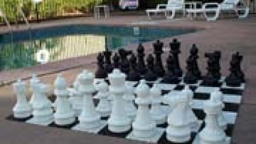 Dideli Šachmatai – Parkuok Kitaip