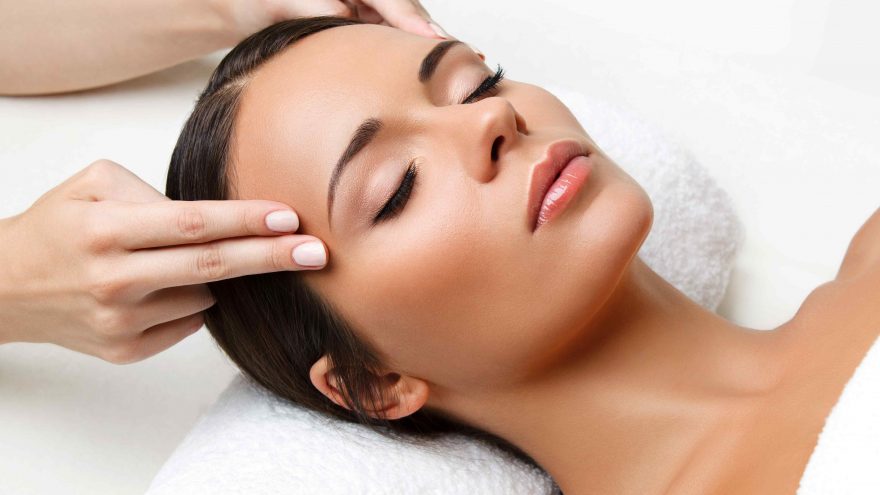 Liftinguojantis, ryškinantis ovalą masažas veidui