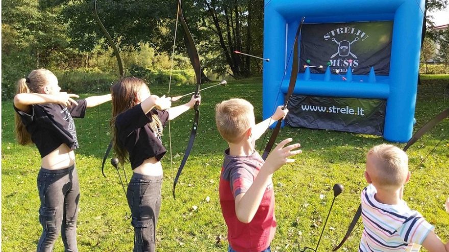 Šaudymo iš lanko pramoga mažiems ir dideliems „Linksmieji kamuoliukai“