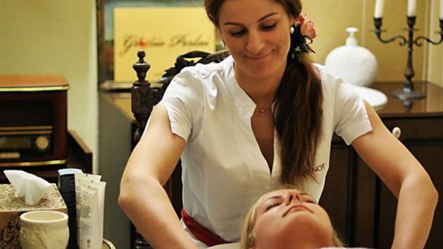 Pasirinktas veido valymas + dovana rankų masažas