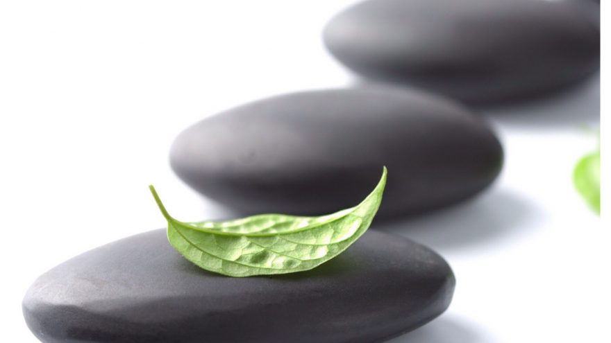 Gydomasis masažas su karštais akmenimis