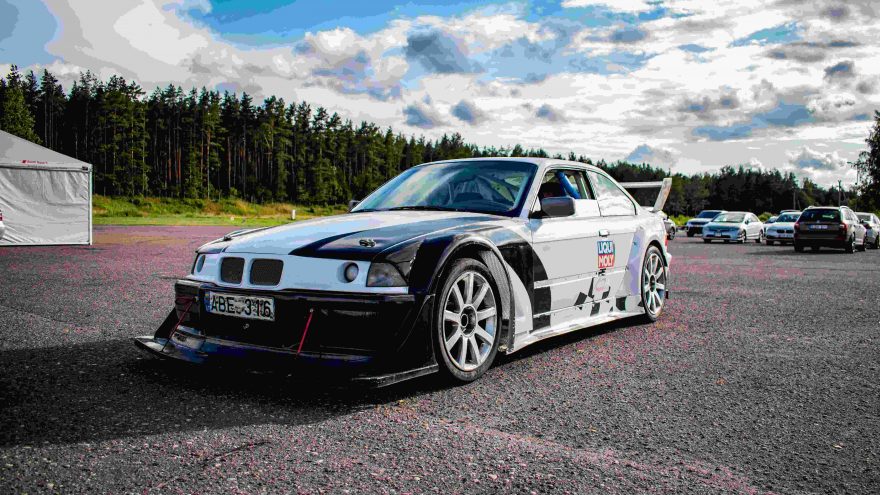 Pats už žiedinio automobilio vairo