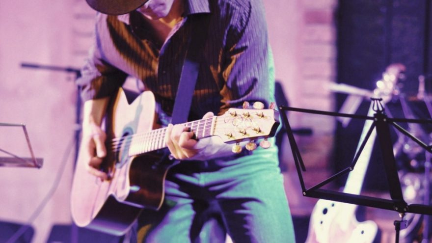 Melodingas akustinės gitaros skambesys