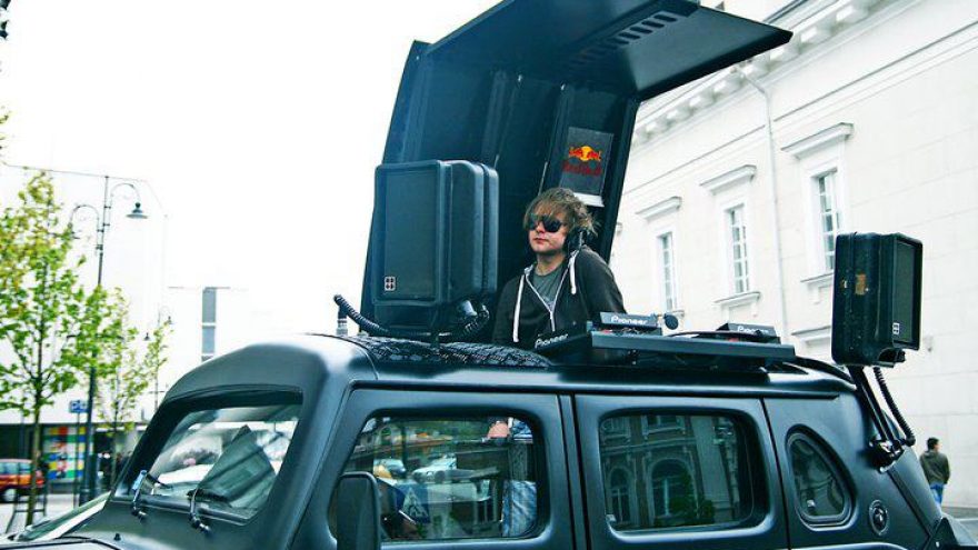 Modessthe Sound vėl grįžta prie “Red Bull džipo vairo