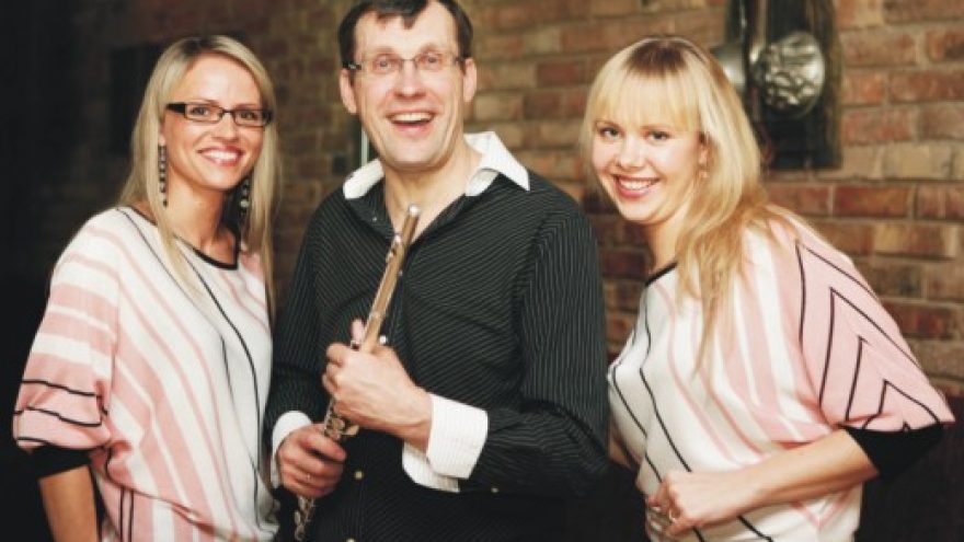 Pažinčių klubas. Groja grupė Reviu