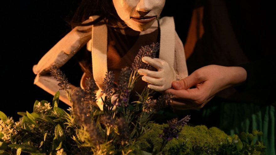 Lėlių spektaklis AŠ VISADA ŠALIA | theATRIUM Lietuvos teatro vitrina