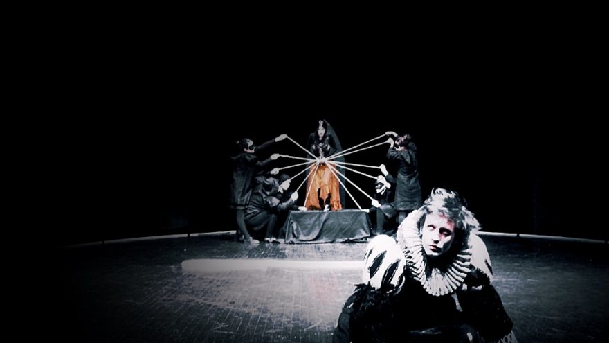 Keistuolių teatro commedia dell’arte spektaklis “VARNAS”